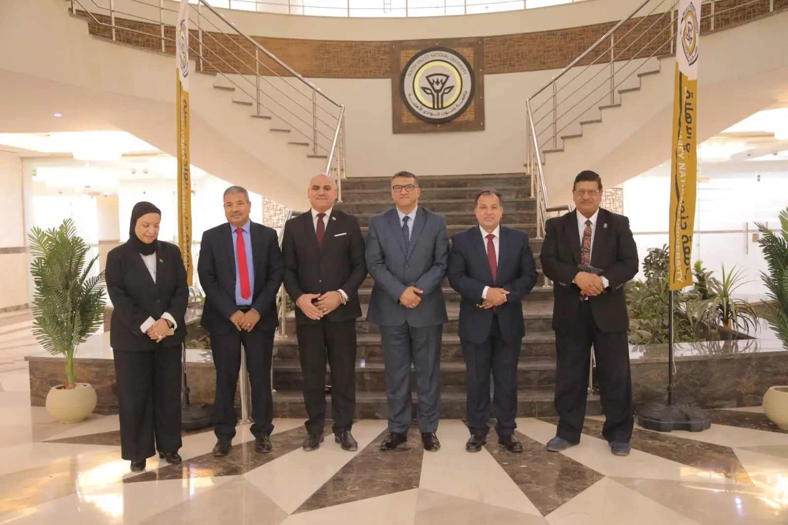 محافظ قنا يشارك في اجتماع مجلس أمناء جامعة جنوب الوادي الأهلية - 1000559368