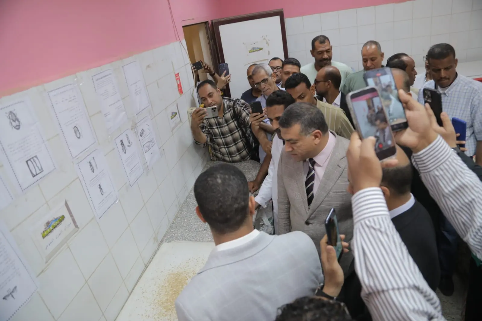 محافظ قنا يطلق إشارة بدء موسم حصاد القمح من قرية دندرة - 1000559810
