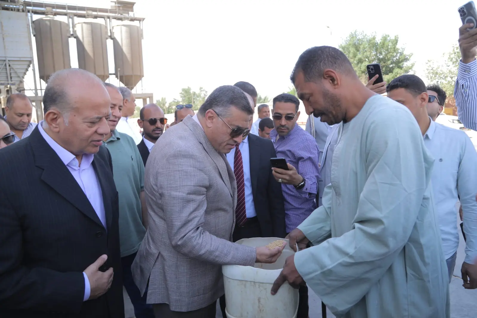 محافظ قنا يطلق إشارة بدء موسم حصاد القمح من قرية دندرة - 1000559828
