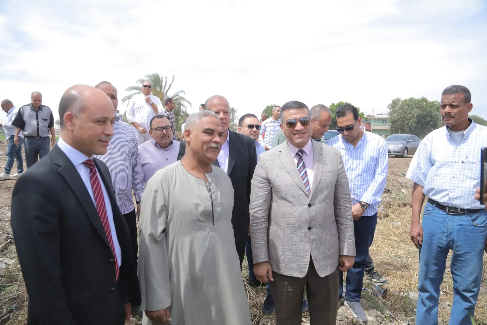 محافظ قنا يطلق إشارة بدء موسم حصاد القمح من قرية دندرة - 1000559844