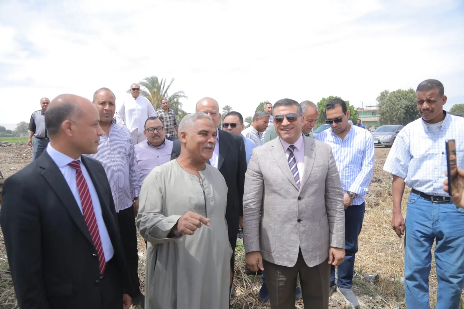 محافظ قنا يطلق إشارة بدء موسم حصاد القمح من قرية دندرة - 1000559873