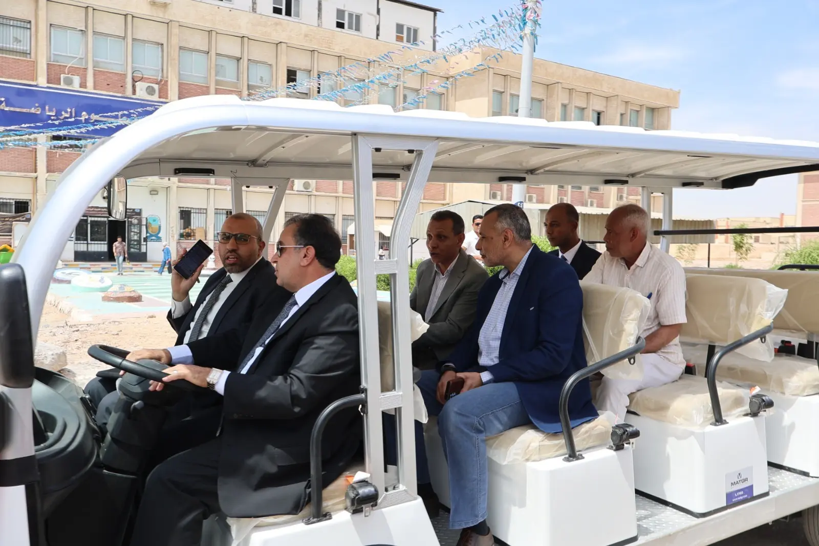 4 حافلات كهربائية صديقة للبيئة لخدمة مستشفيات قنا الجامعية