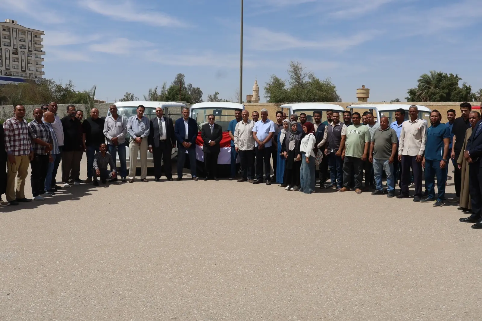 4 حافلات كهربائية صديقة للبيئة لخدمة مستشفيات قنا الجامعية - 1000560086