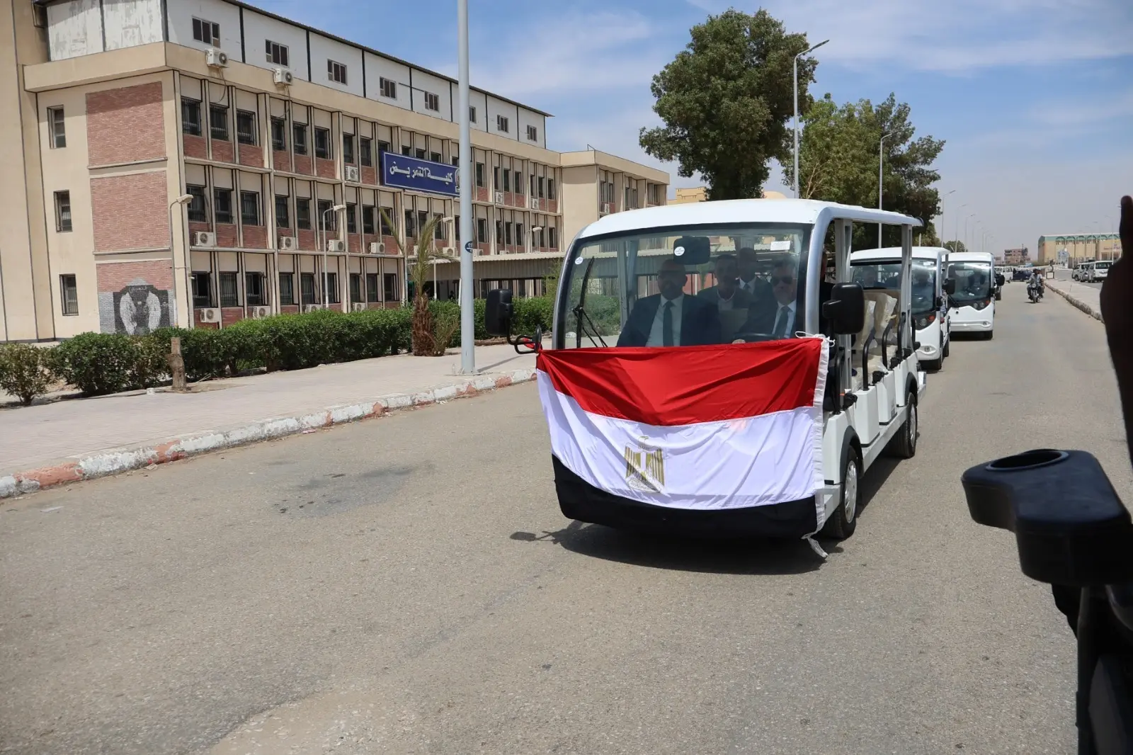 4 حافلات كهربائية صديقة للبيئة لخدمة مستشفيات قنا الجامعية - 1000560088