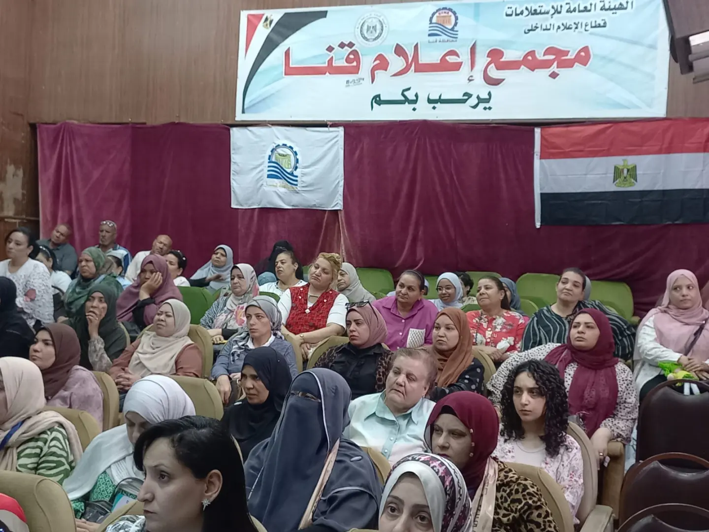 مجمع إعلام قنا يناقش آليات التعامل مع الحيوانات الضالة - 1000560177