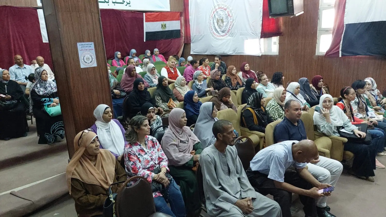 مجمع إعلام قنا يناقش آليات التعامل مع الحيوانات الضالة - 1000560180