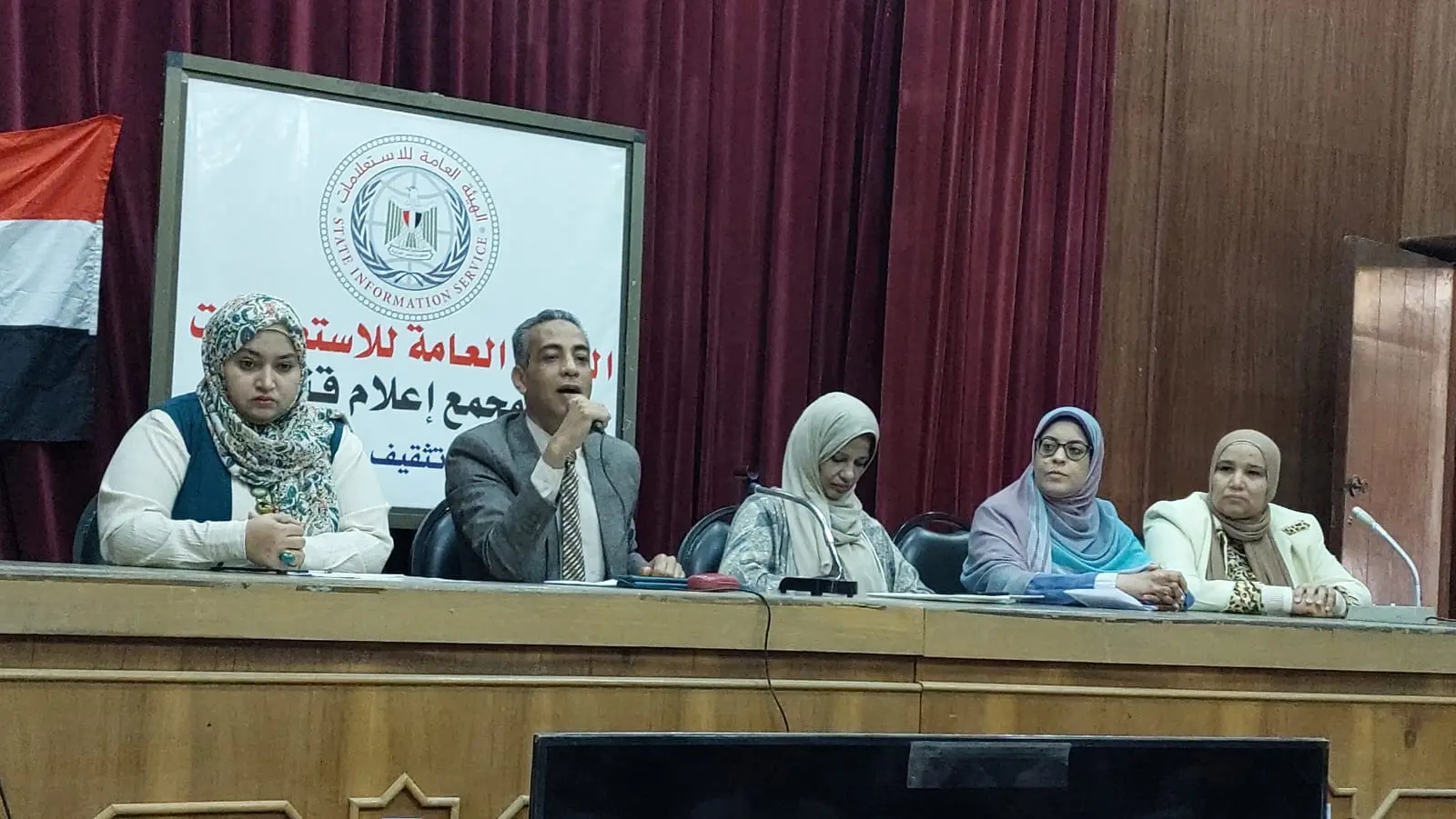 مجمع إعلام قنا يناقش آليات التعامل مع الحيوانات الضالة