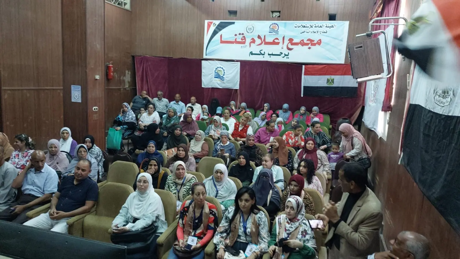 مجمع إعلام قنا يناقش آليات التعامل مع الحيوانات الضالة - 1000560186