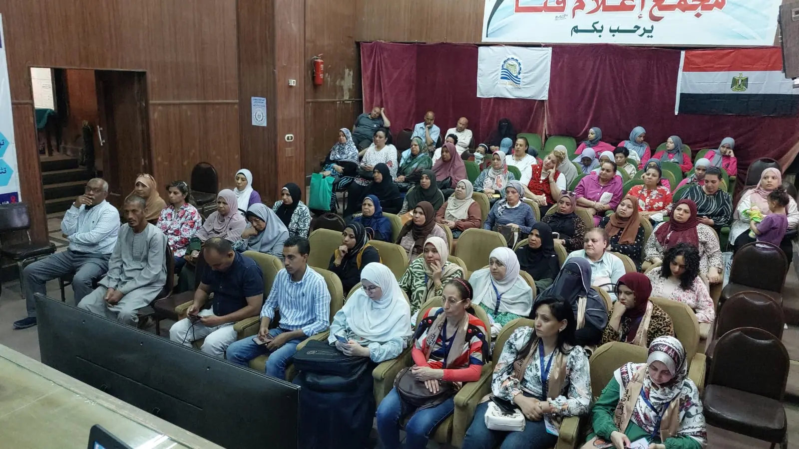 مجمع إعلام قنا يناقش آليات التعامل مع الحيوانات الضالة - 1000560195