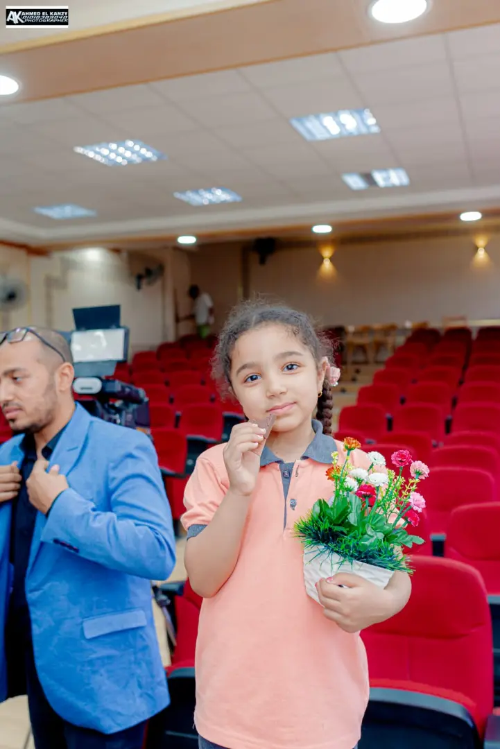 جامعة قنا تناقش رسالة حول توظيف رسوم الأطفال لتنمية مهارات الكولاج - 1000560525