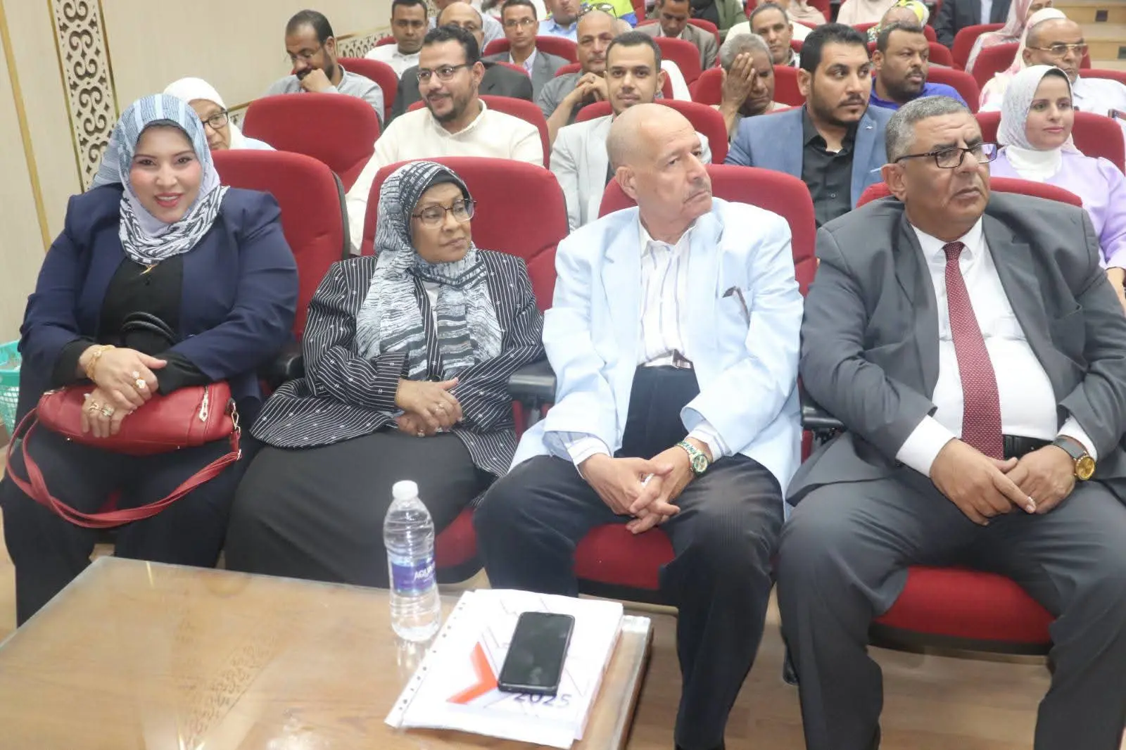 جامعة قنا تناقش رسالة حول توظيف رسوم الأطفال لتنمية مهارات الكولاج - 1000560538