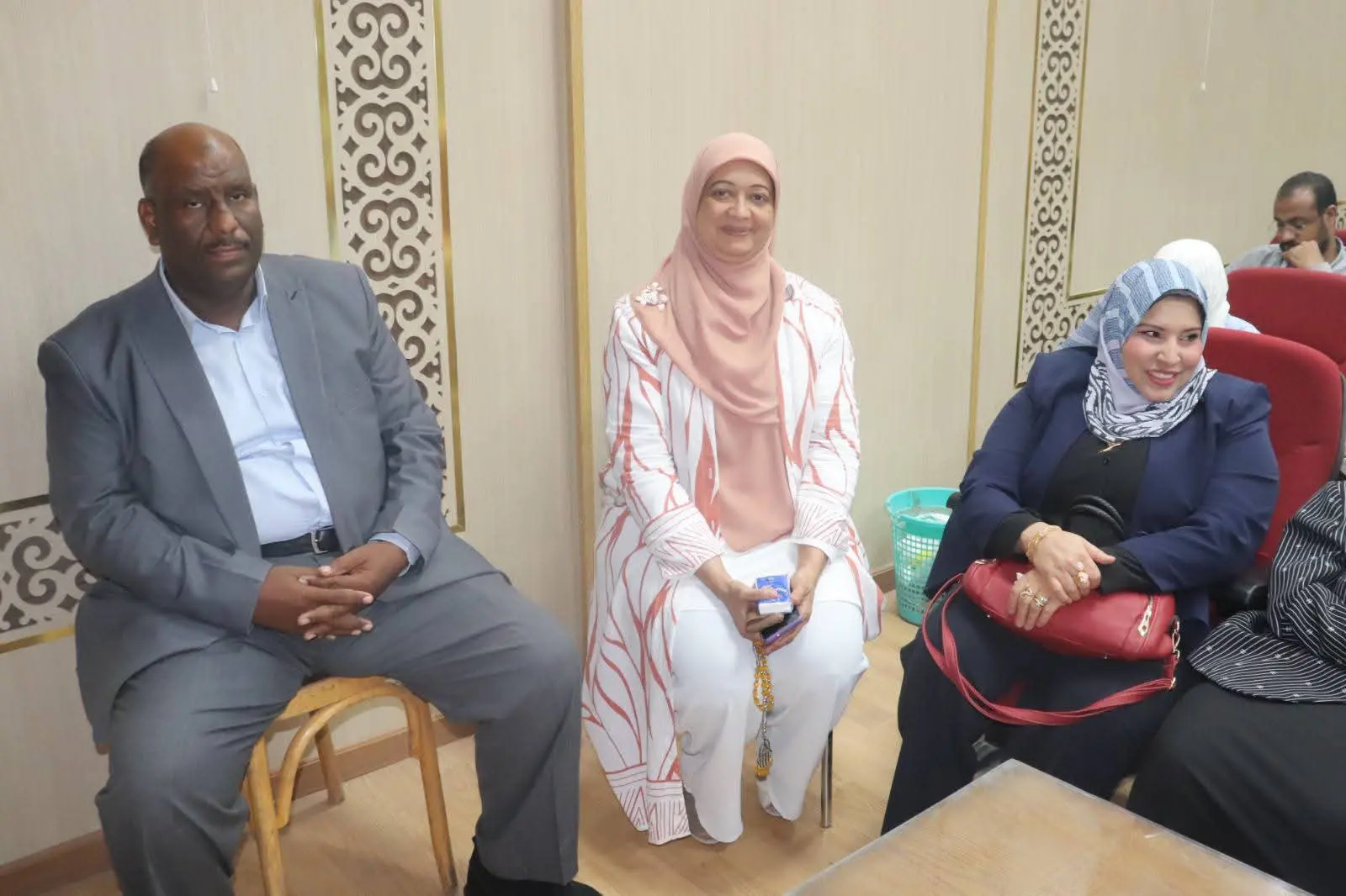 جامعة قنا تناقش رسالة حول توظيف رسوم الأطفال لتنمية مهارات الكولاج - 1000560539