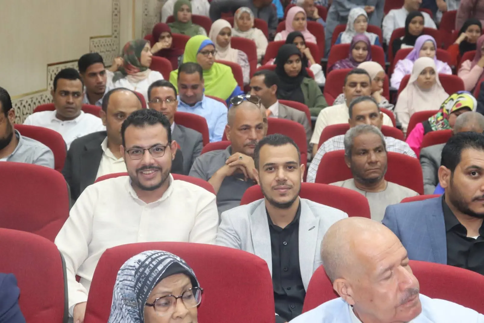 جامعة قنا تناقش رسالة حول توظيف رسوم الأطفال لتنمية مهارات الكولاج - 1000560540