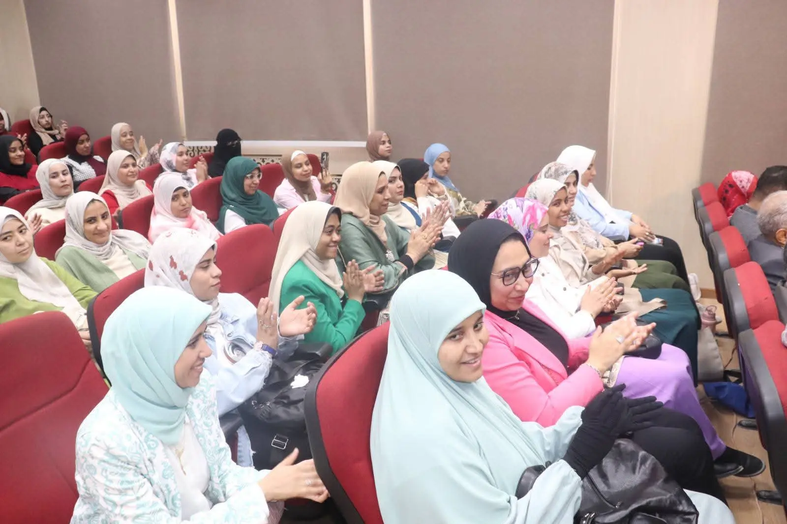 جامعة قنا تناقش رسالة حول توظيف رسوم الأطفال لتنمية مهارات الكولاج - 1000560542