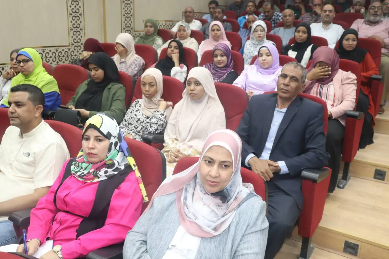 جامعة قنا تناقش رسالة حول توظيف رسوم الأطفال لتنمية مهارات الكولاج - 1000560543