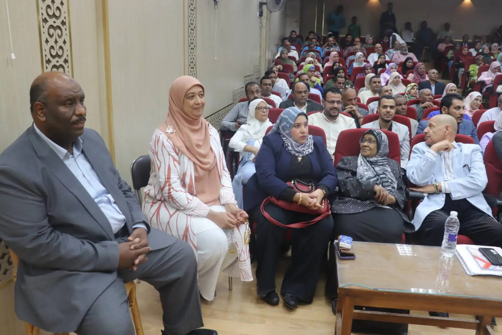 جامعة قنا تناقش رسالة حول توظيف رسوم الأطفال لتنمية مهارات الكولاج - 1000560545