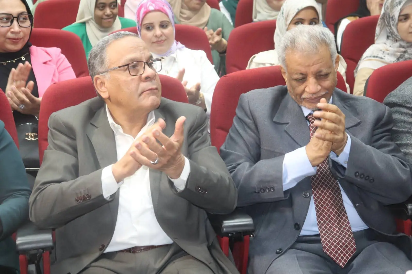 جامعة قنا تناقش رسالة حول توظيف رسوم الأطفال لتنمية مهارات الكولاج - 1000560546