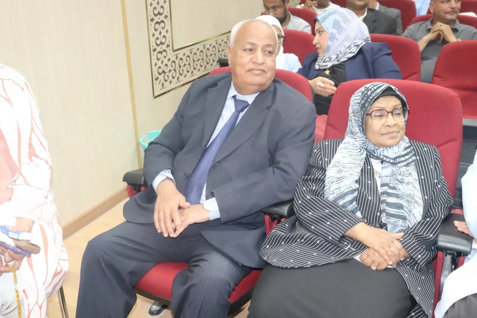 جامعة قنا تناقش رسالة حول توظيف رسوم الأطفال لتنمية مهارات الكولاج - 1000560547