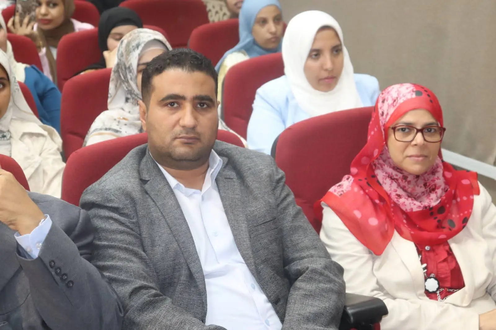 جامعة قنا تناقش رسالة حول توظيف رسوم الأطفال لتنمية مهارات الكولاج - 1000560549