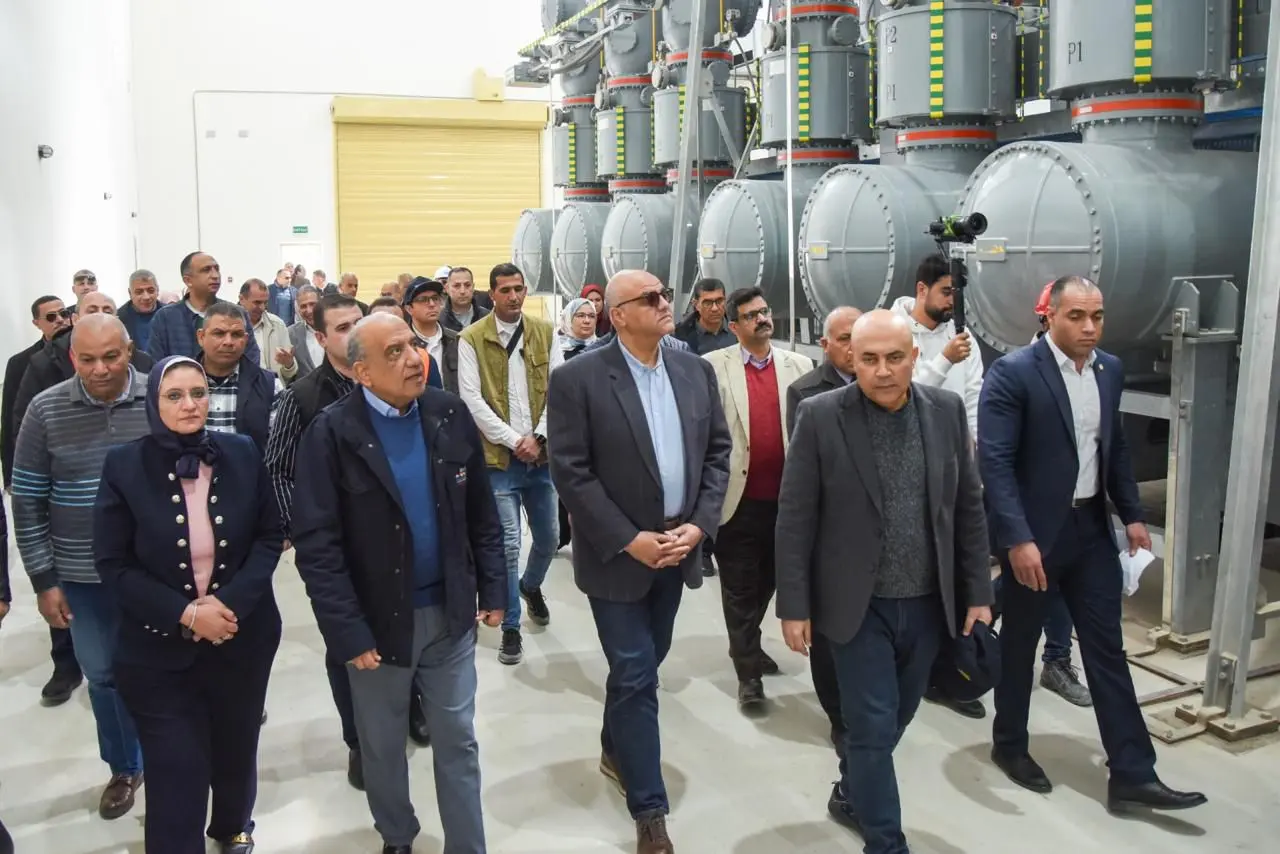 وزير الكهرباء ومحافظ الإسكندرية يتفقدان محطة محولات برج العرب الترفيهية جهد 22/66/220/500 - 1000561515
