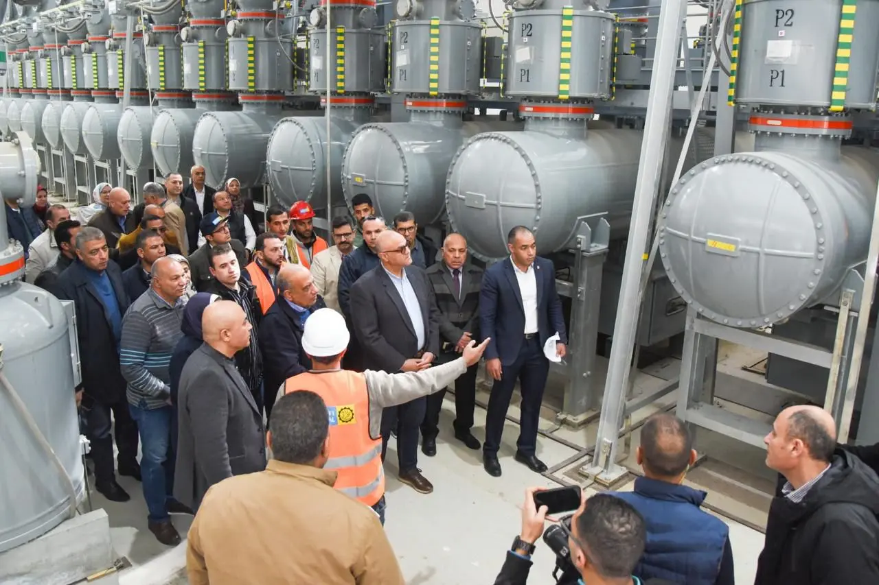 وزير الكهرباء ومحافظ الإسكندرية يتفقدان محطة محولات برج العرب الترفيهية جهد 22/66/220/500 - 1000561518