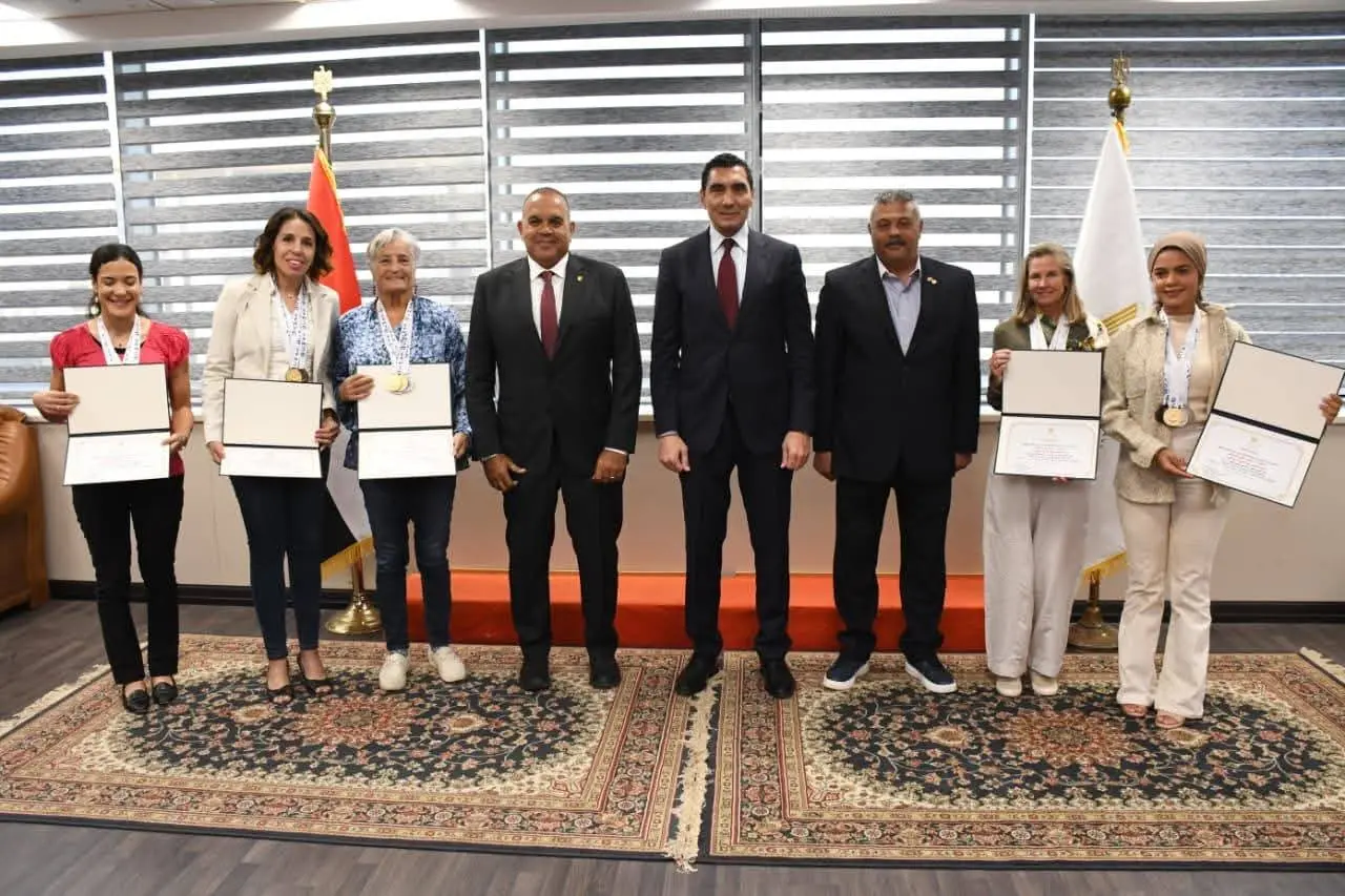 وزير الرياضة يكرم بطلات سباحة الزعانف بعد إنجاز عالمي في شرم الشيخ