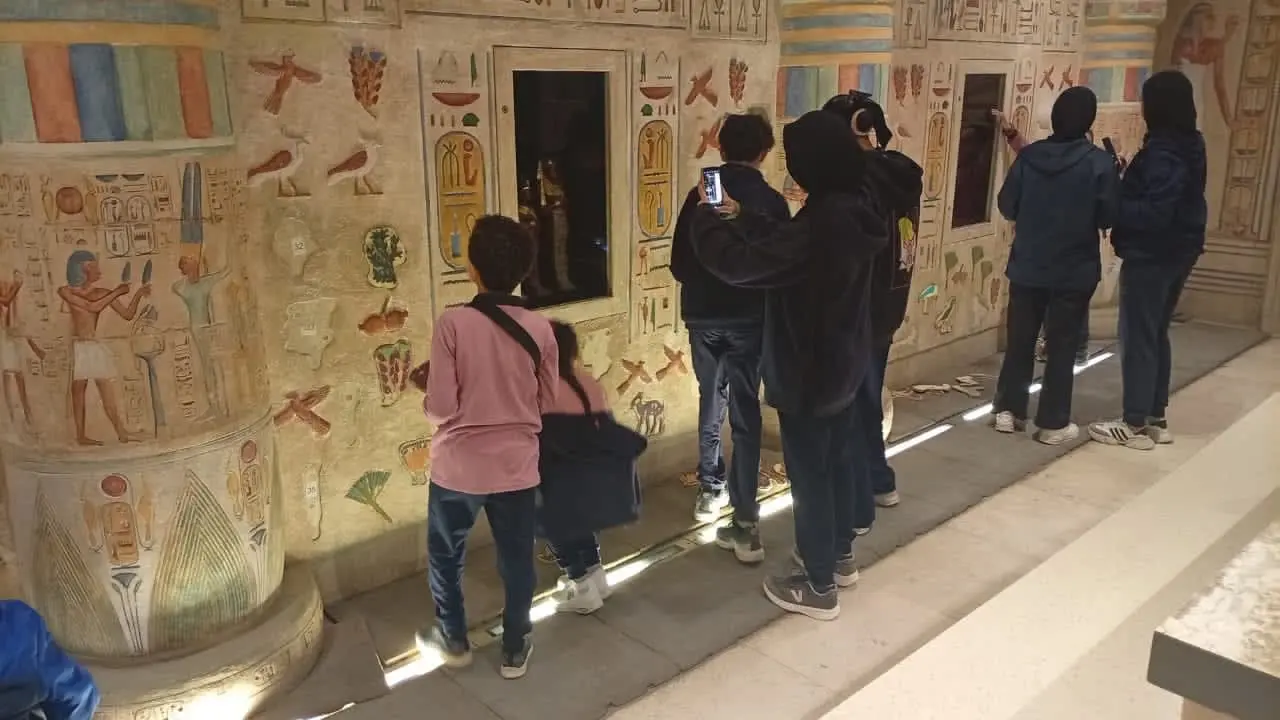 أتوبيس الفن الجميل يواصل أنشطته بجولة إلى متحف الطفل - 1000563727