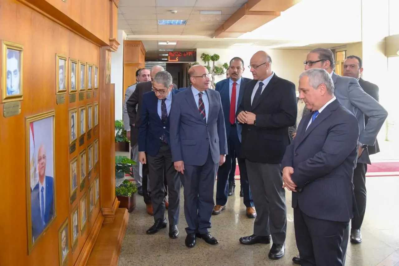 محافظ الإسكندرية يلتقي رئيس الهيئة الوطنية للصحافة ورؤساء مجالس إدارات صحف الأهرام والأخبار والجمهورية لتعزيز الشراكة - 1000564076