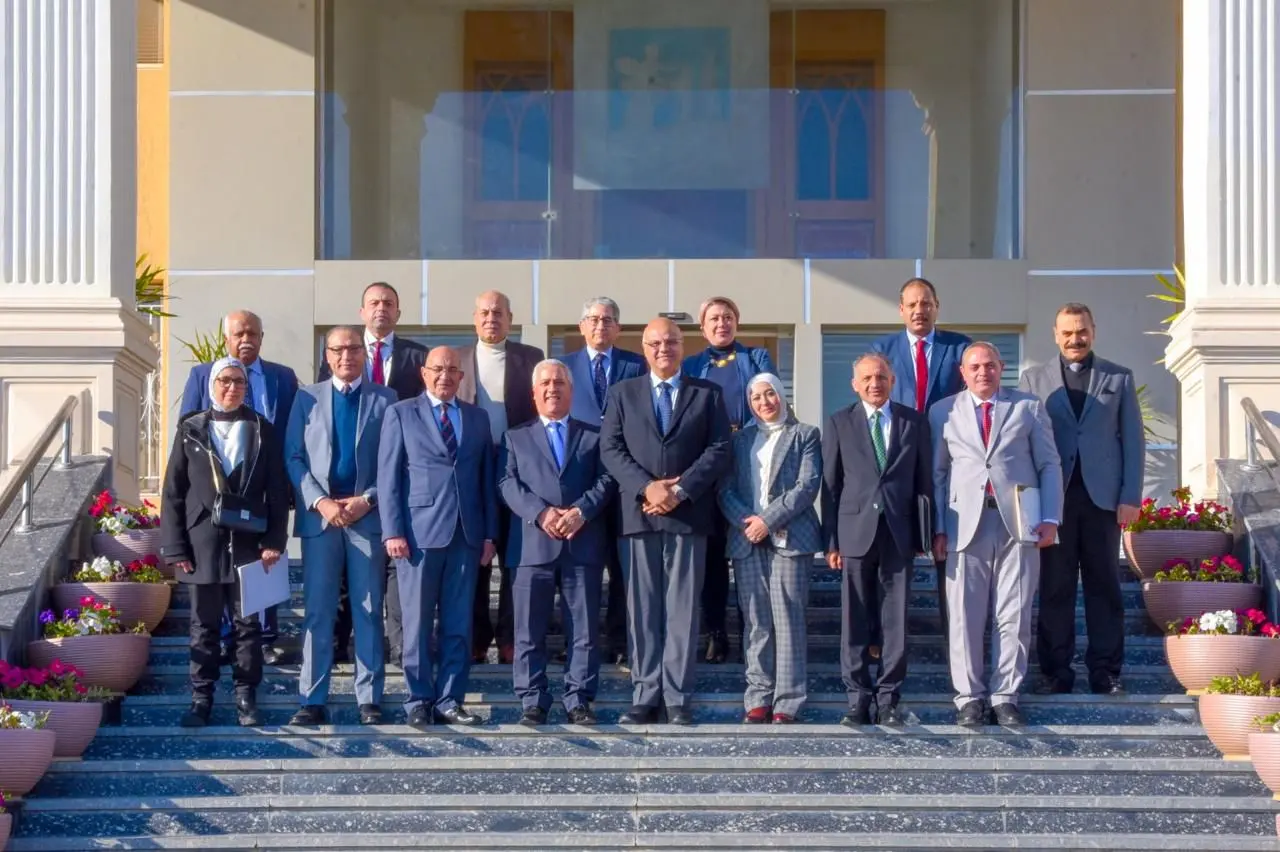 محافظ الإسكندرية يلتقي رئيس الهيئة الوطنية للصحافة ورؤساء مجالس إدارات صحف الأهرام والأخبار والجمهورية لتعزيز الشراكة - 1000564079