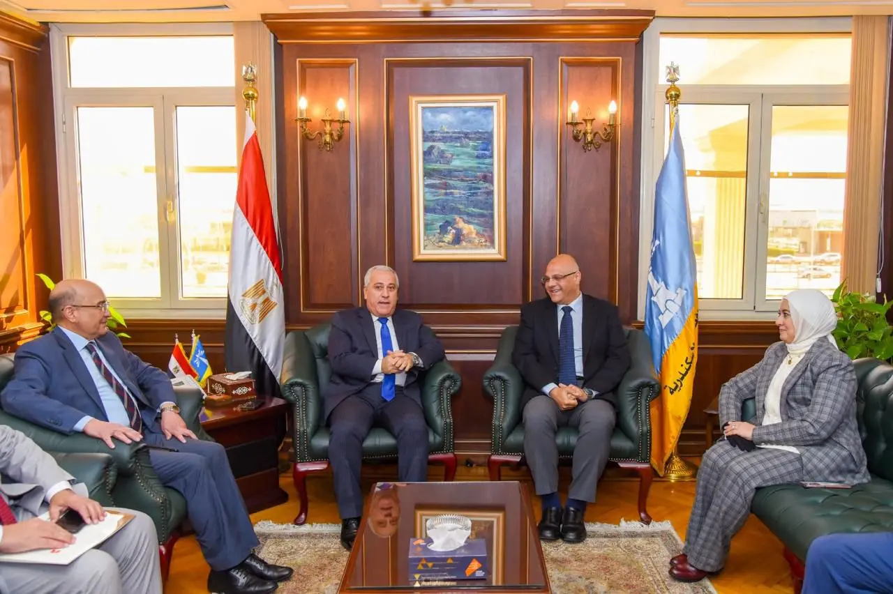 محافظ الإسكندرية يلتقي رئيس الهيئة الوطنية للصحافة ورؤساء مجالس إدارات صحف الأهرام والأخبار والجمهورية لتعزيز الشراكة - 1000564082