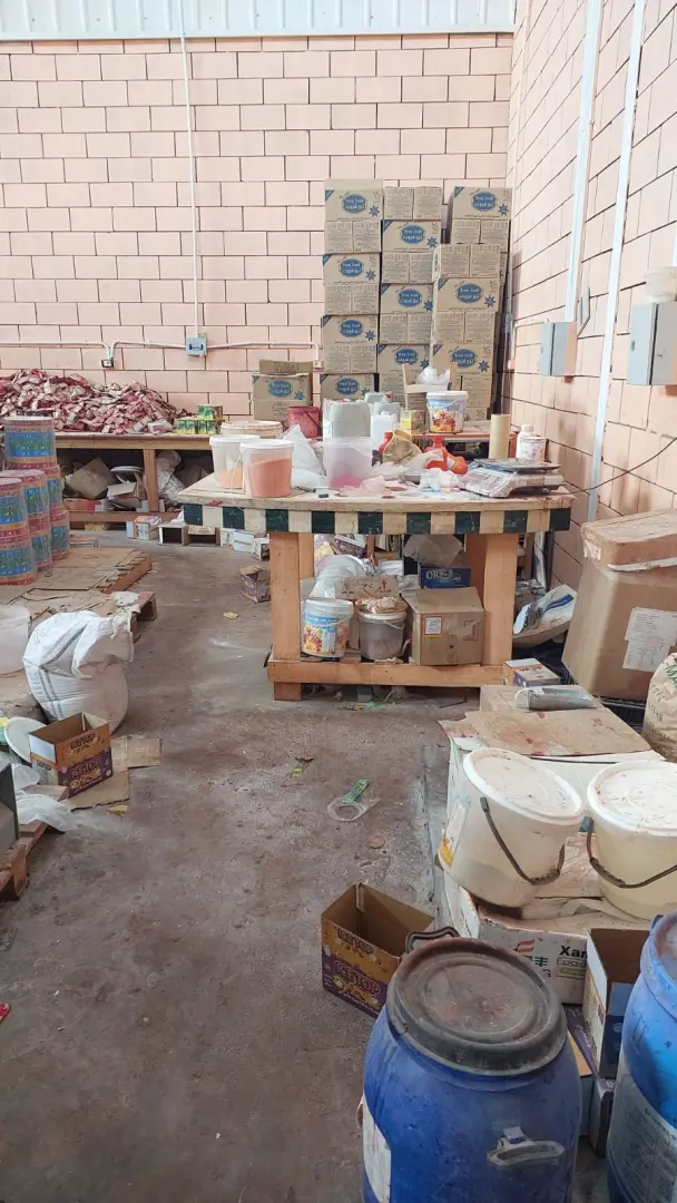 ضبط 22 ألف عبوة غذائية منتهية الصلاحية داخل مصنع بقنا - 1000565149