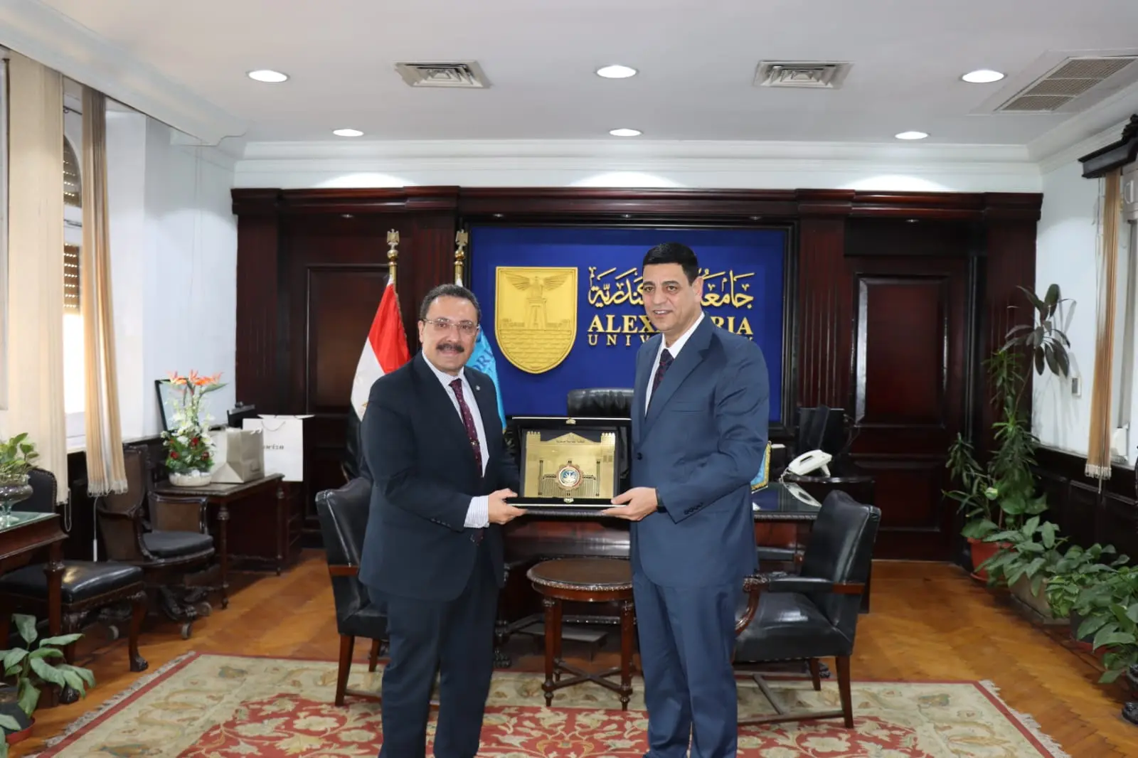 قائد المنطقة الشمالية العسكرية ورئيس الأكاديمية العربية يزوران جامعة الإسكندرية لبحث تعزيز التعاون - 1000565201