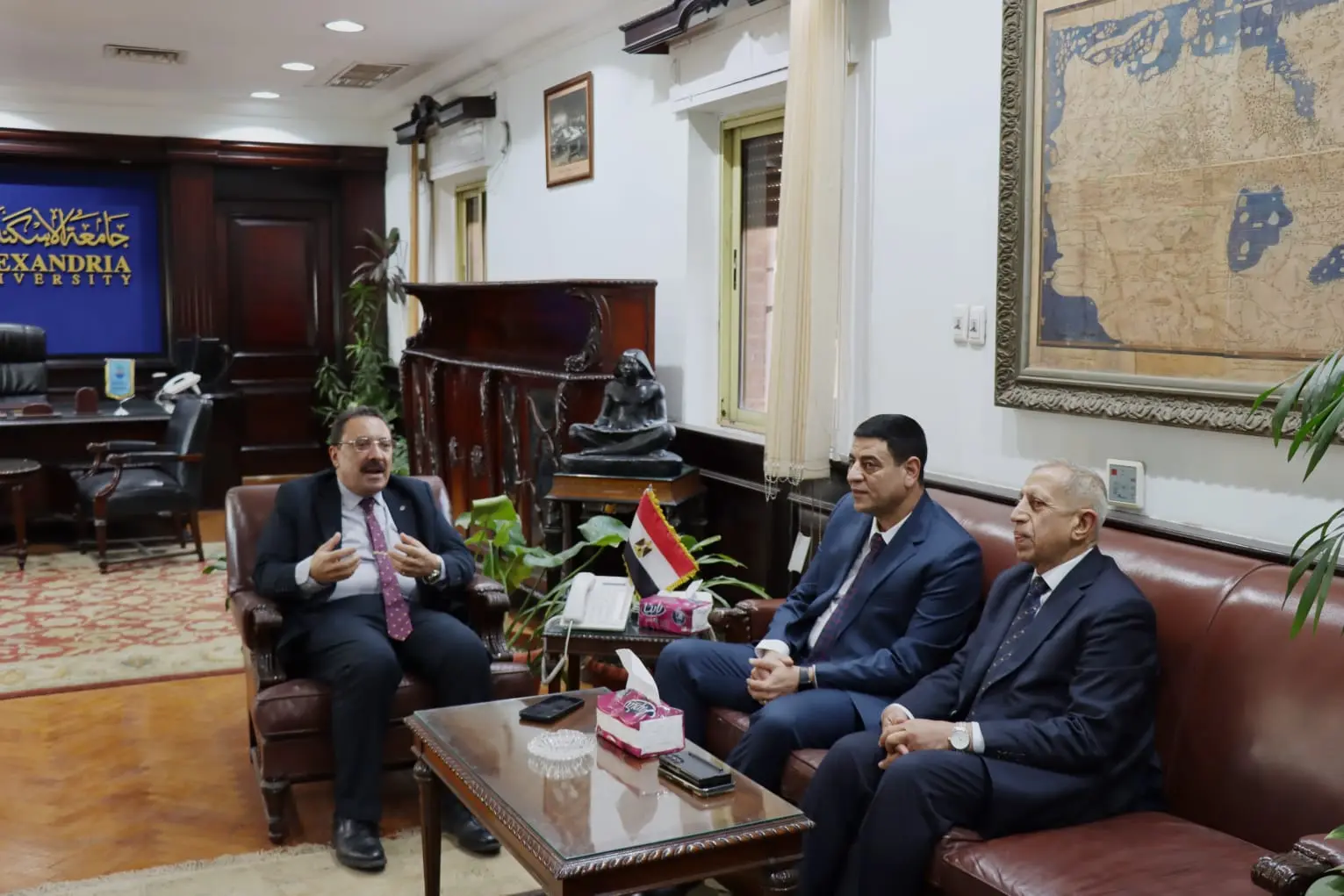 قائد المنطقة الشمالية العسكرية ورئيس الأكاديمية العربية يزوران جامعة الإسكندرية لبحث تعزيز التعاون - 1000565203