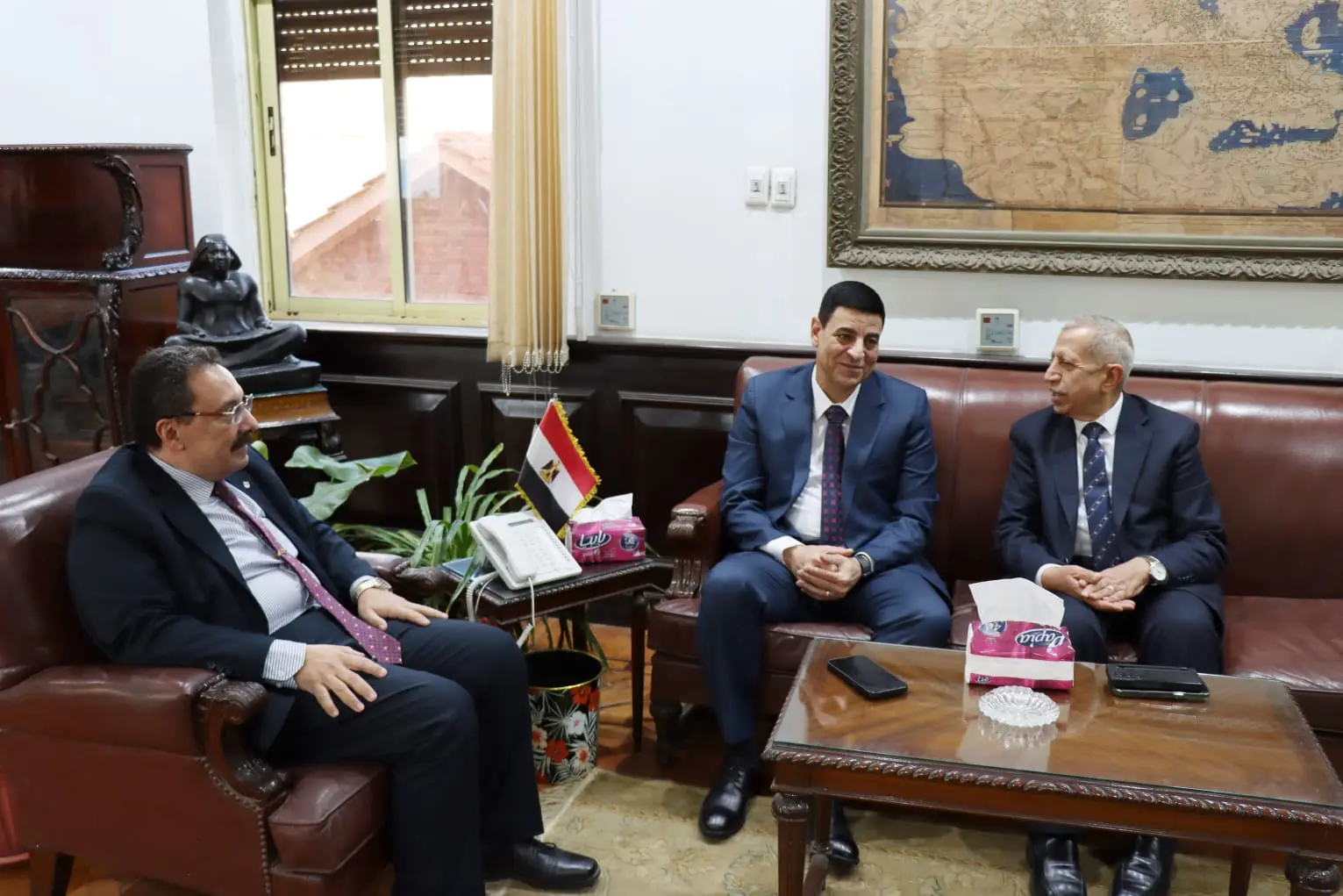 قائد المنطقة الشمالية العسكرية ورئيس الأكاديمية العربية يزوران جامعة الإسكندرية لبحث تعزيز التعاون - 1000565205