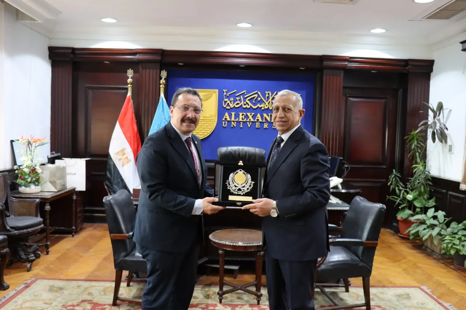 قائد المنطقة الشمالية العسكرية ورئيس الأكاديمية العربية يزوران جامعة الإسكندرية لبحث تعزيز التعاون - 1000565207