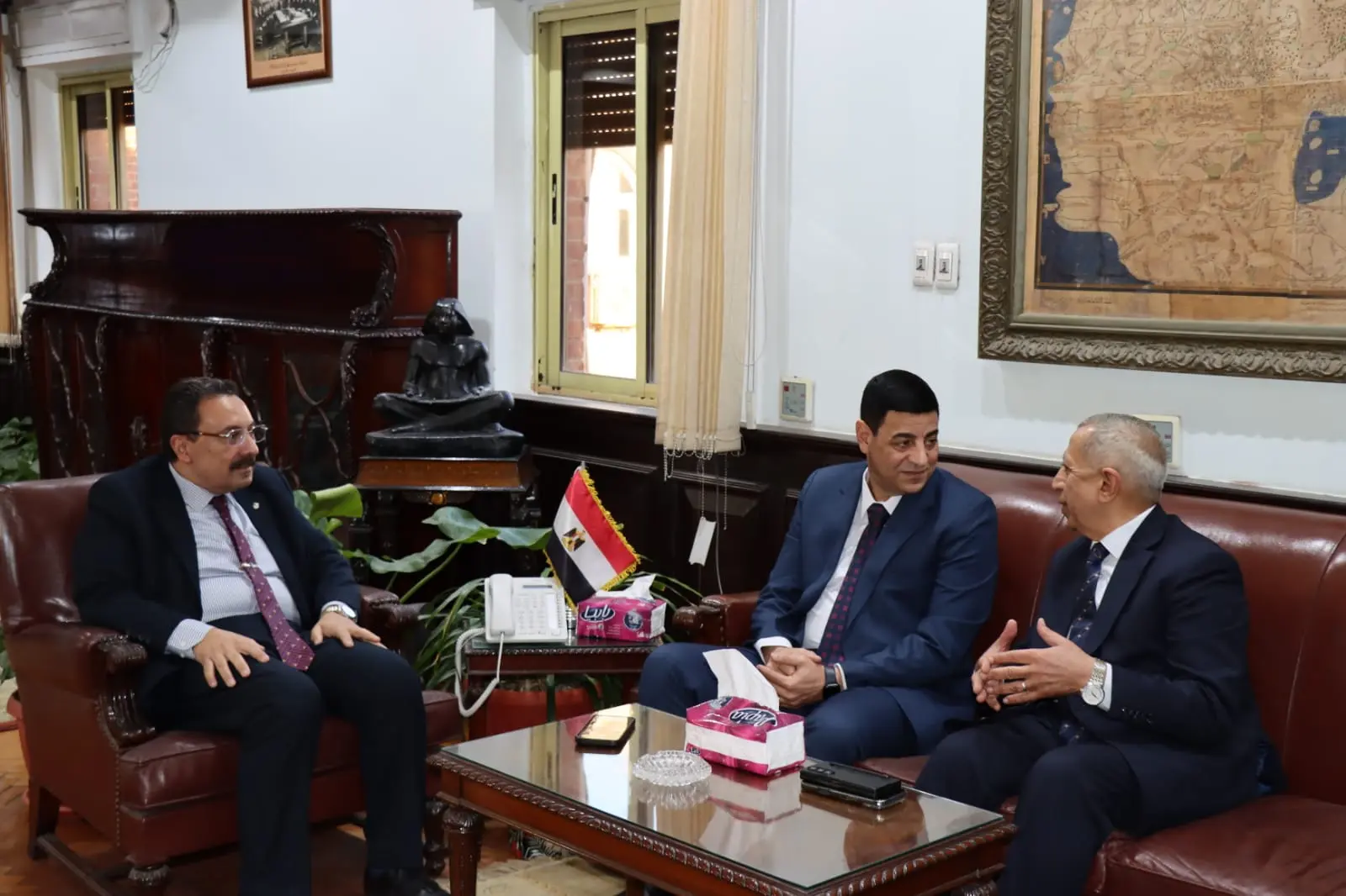 قائد المنطقة الشمالية العسكرية ورئيس الأكاديمية العربية يزوران جامعة الإسكندرية لبحث تعزيز التعاون - 1000565209