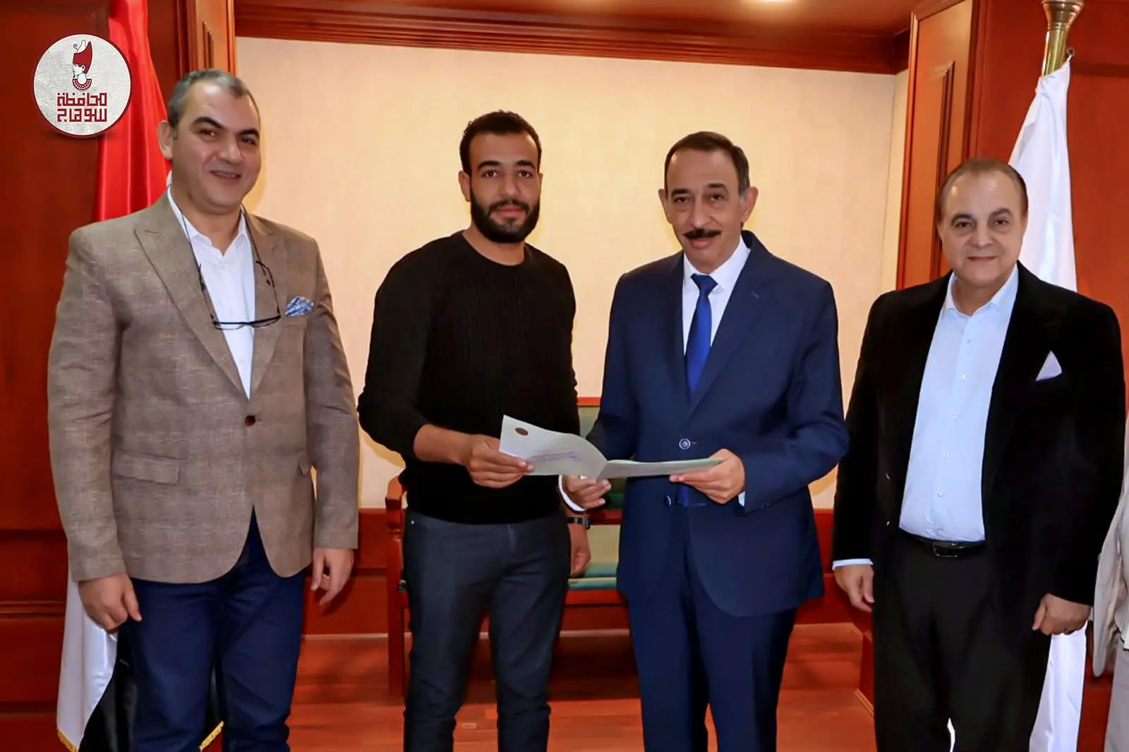 محافظ سوهاج يسلم أول عقدين لتقنين أراضي أملاك الدولة عبر المنصة الوطنية - 1000565583