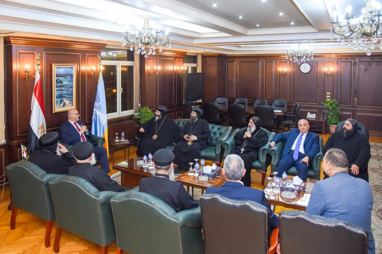 محافظ الإسكندرية يستقبل وفداً من الكنيسة القبطية للتهنئة بمهام منصبه وتأكيد أواصر التعاون - 1000566755