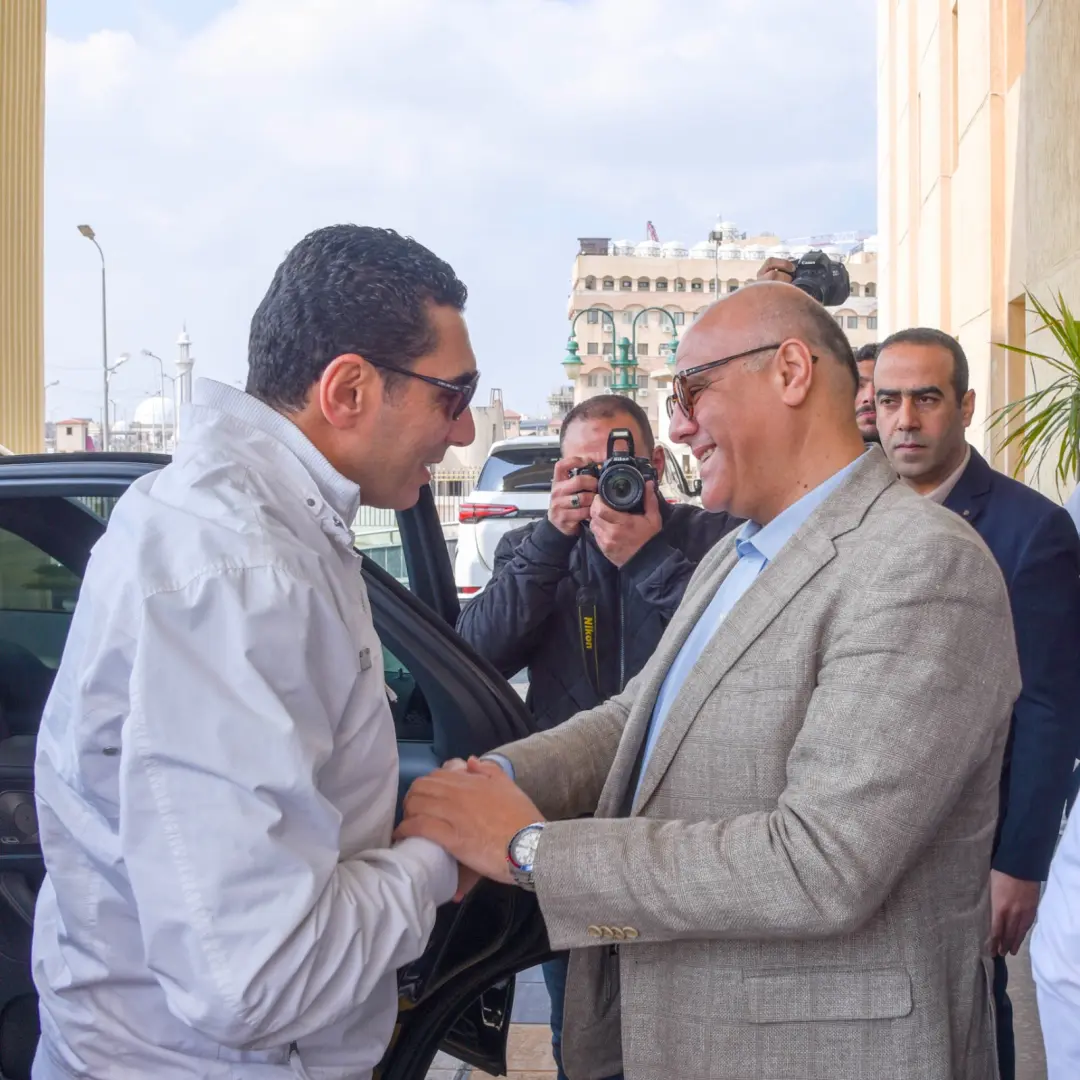 وزير الشباب والرياضة يلتقي محافظ الإسكندرية بالديوان العام - 1000567167