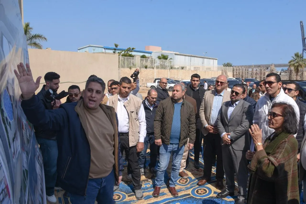 وزير الشباب والرياضة ومحافظ الإسكندرية يتفقدان منتدى الشباب بأبو قير - 1000567310