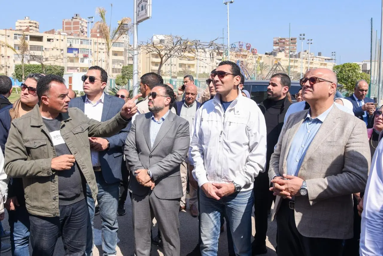 وزير الشباب والرياضة ومحافظ الإسكندرية يفتتحان ملعب مشروع بيبسي ستارز بالمدينة الشبابية بأبو قي - 1000567353