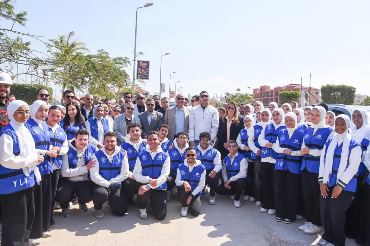 وزير الشباب والرياضة ومحافظ الإسكندرية يفتتحان ملعب مشروع بيبسي ستارز بالمدينة الشبابية بأبو قي - 1000567370