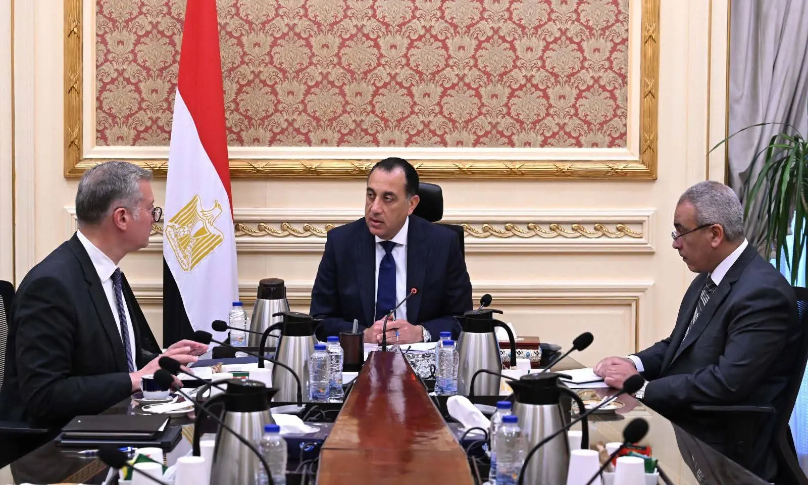 رئيس الوزراء يلتقي وزير البترول والثروة المعدنية لمتابعة عددٍ من ملفات العمل - 1000567586