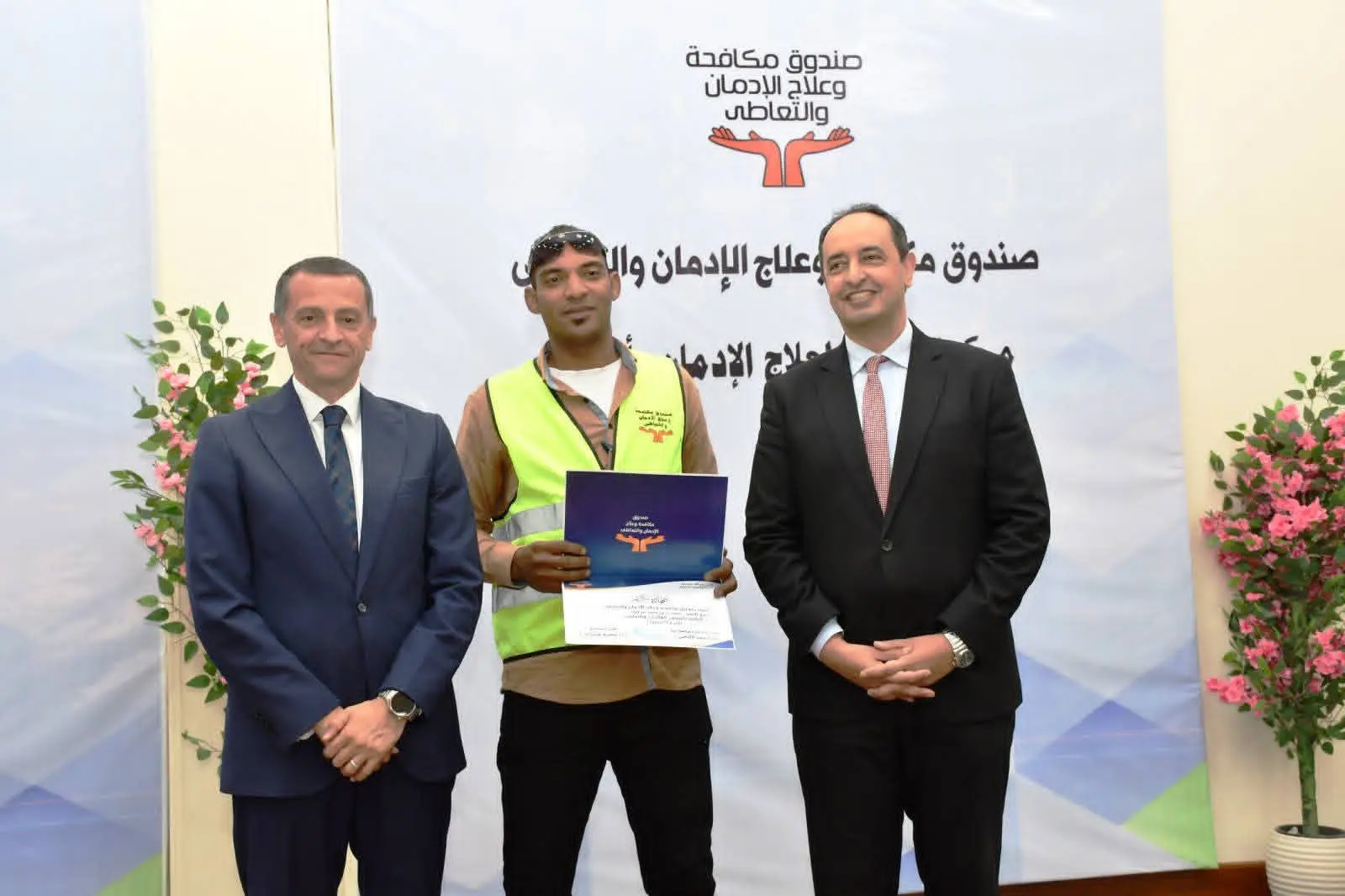 محافظ أسوان يشهد تخريج 100 متعافٍ من الإدمان بمركز «عزيمة» - 1000567677