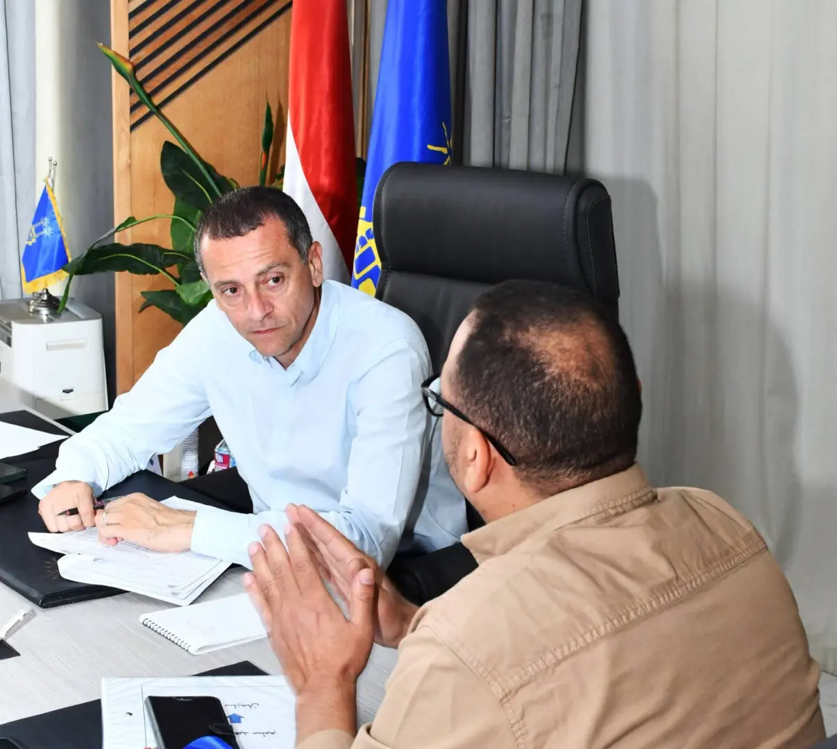 محافظ أسوان يواصل لقاءاته الجماهيرية.. قرارات عاجلة لتلبية مطالب المواطنين - 1000567690