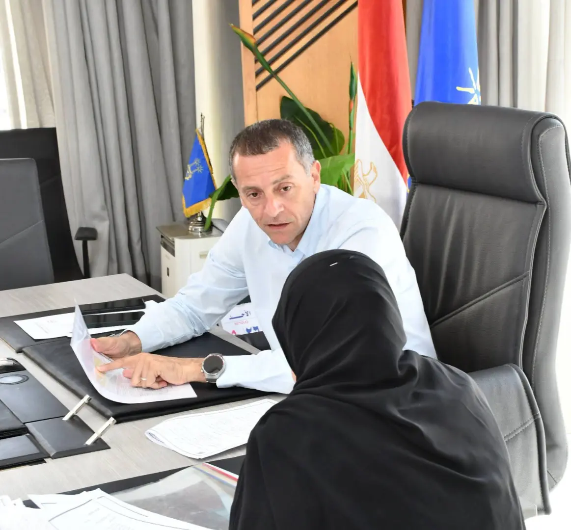 محافظ أسوان يواصل لقاءاته الجماهيرية.. قرارات عاجلة لتلبية مطالب المواطنين