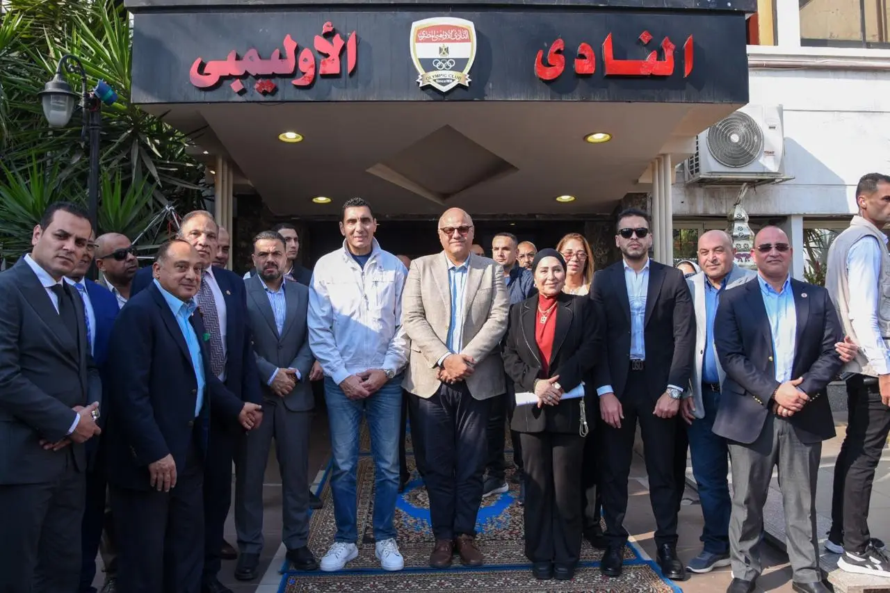 وزير الشباب والرياضة ومحافظ الإسكندرية يقومان بجولة تفقدية بالنادي الأولمبي المصري - 1000567725