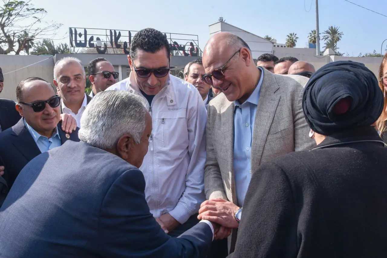 وزير الشباب والرياضة ومحافظ الإسكندرية يقومان بجولة تفقدية بالنادي الأولمبي المصري - 1000567737