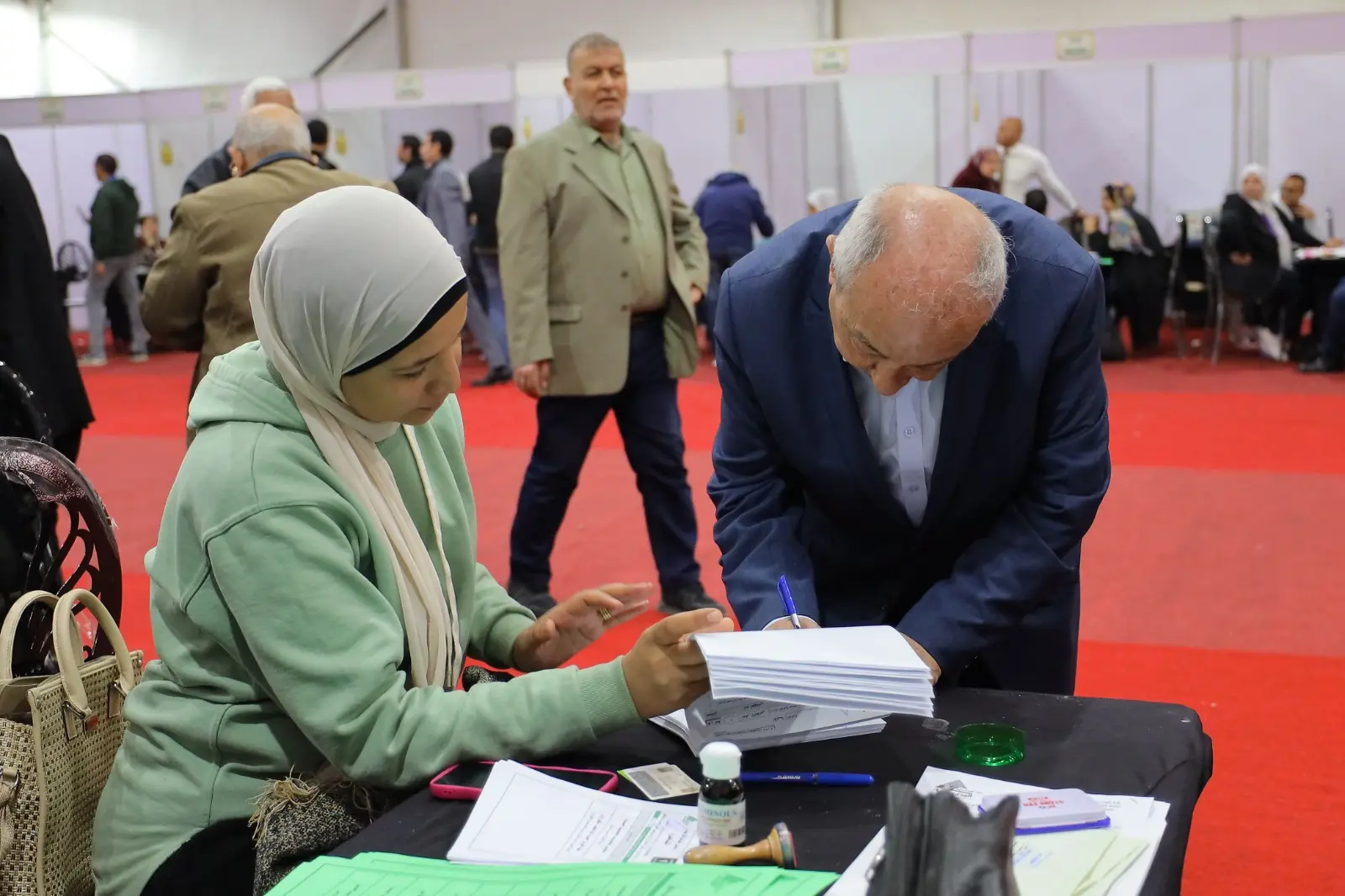 طارق النبراوي يدلي بصوته في انتخابات نقابة المهندسين المصرية - 1000568600