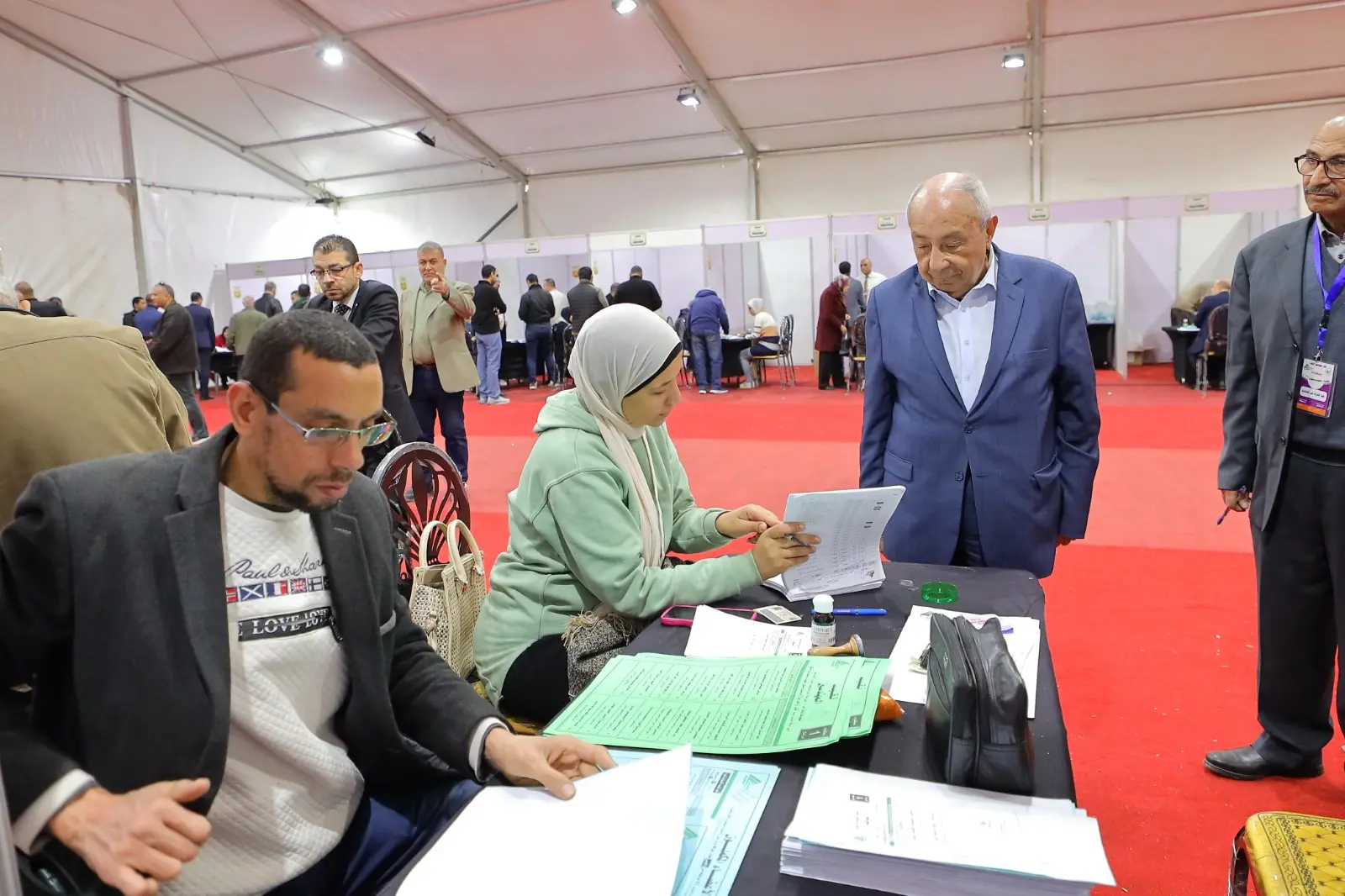 طارق النبراوي يدلي بصوته في انتخابات نقابة المهندسين المصرية - 1000568601